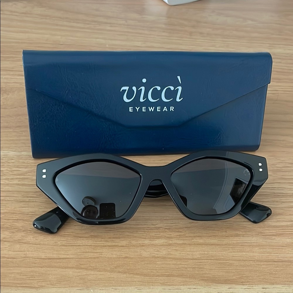 Sleek Black Cat-Eye Sunglasses with Dark Lenses